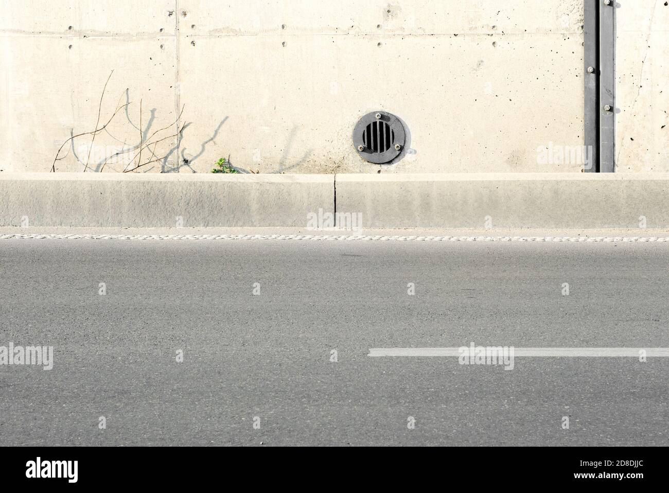 Betonwandstruktur mit rundem Belüftungsloch. Stockfoto