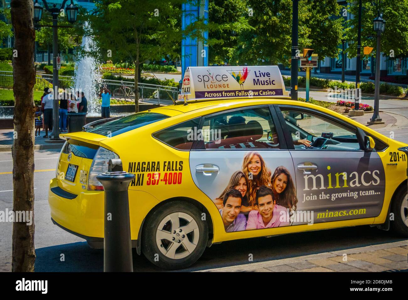 Niagara Falls, Juli 2015 - Yellow Taxi Taxi in warten an der Seite einer Straße in der Innenstadt von Niagara Stockfoto Niagara Falls, Juli 2015 - Yellow Taxi Taxi in warten an der Seite einer Straße in der Innenstadt von Niagara Stockfoto