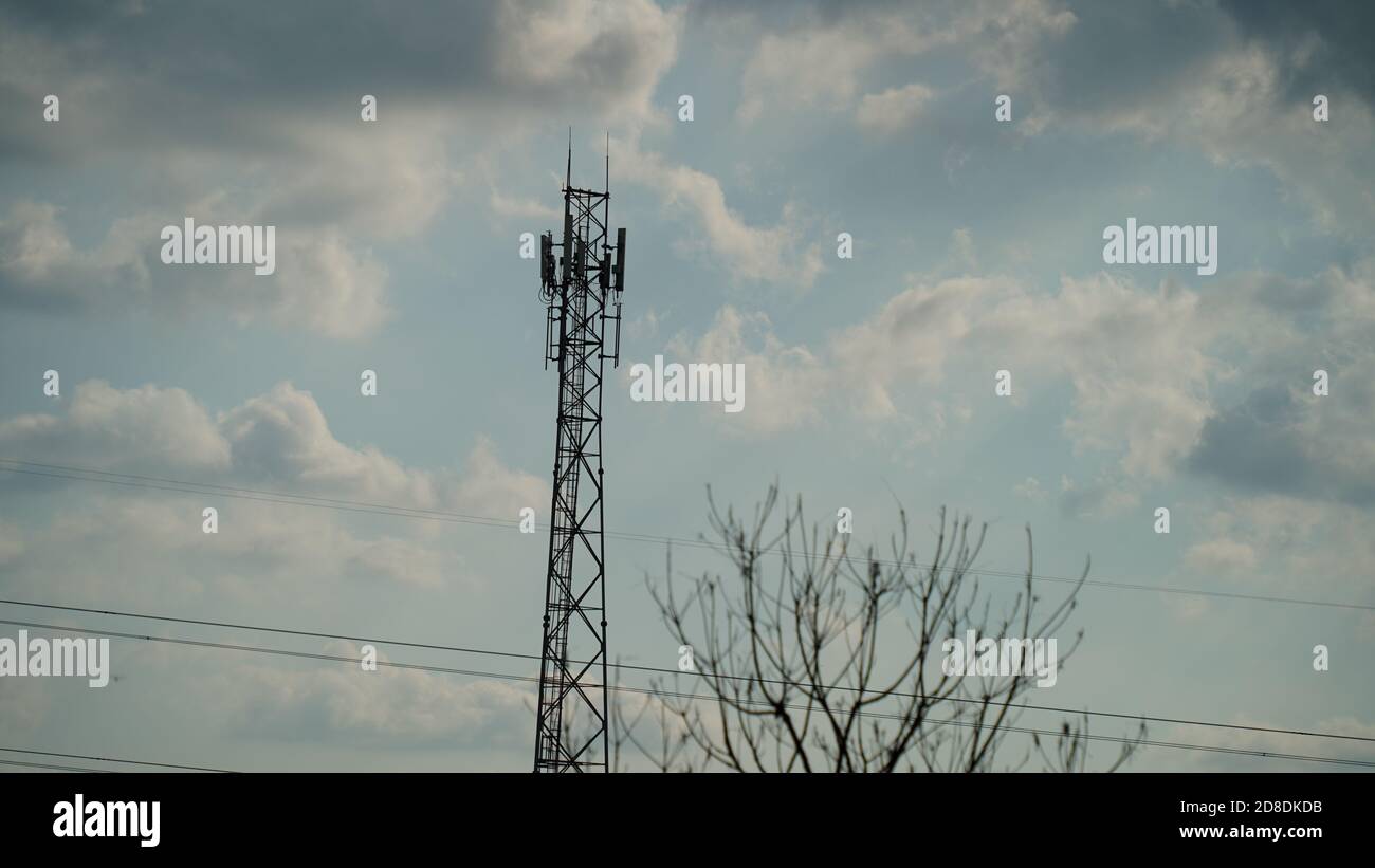 22 September 2020 : Mahroli, Rajasthan, Indien / Tower Antennenkonstruktion für Signal. Silhouette der Kommunikation Turm mit bewölktem Himmel mit Raum fo Stockfoto