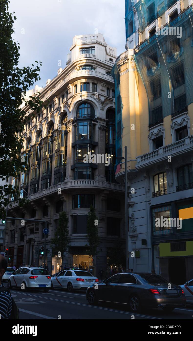 Alte Gebäude der Gran Vía de Madrid bei Sonnenuntergang Stockfoto