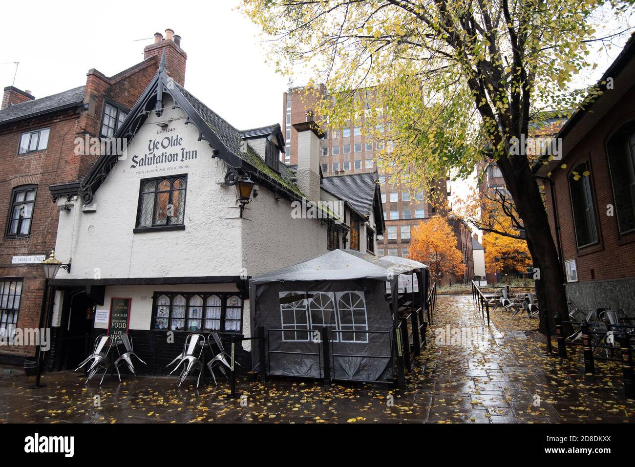 Ye Olde Salutation Inn in Nottingham, die ihre Türen schließen wird, wenn Tier 3 Einschränkungen in Kraft treten von 0001 am Freitag. Stockfoto