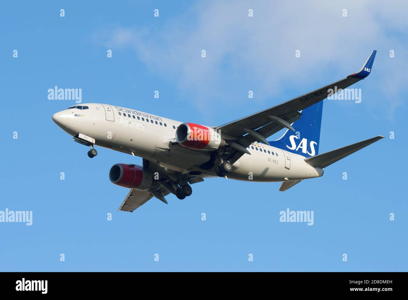 ST. PETERSBURG, RUSSLAND - 25. OKTOBER 2018: Die Boeing 737-700 (SE-REZ) von SAS Scandinavian Airlines vor der Landung auf dem Flughafen Pulkovo Stockfoto