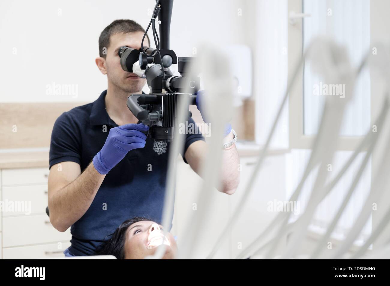 Zahnarzt, der mit dem Zahnmikroskop arbeitet Stockfoto