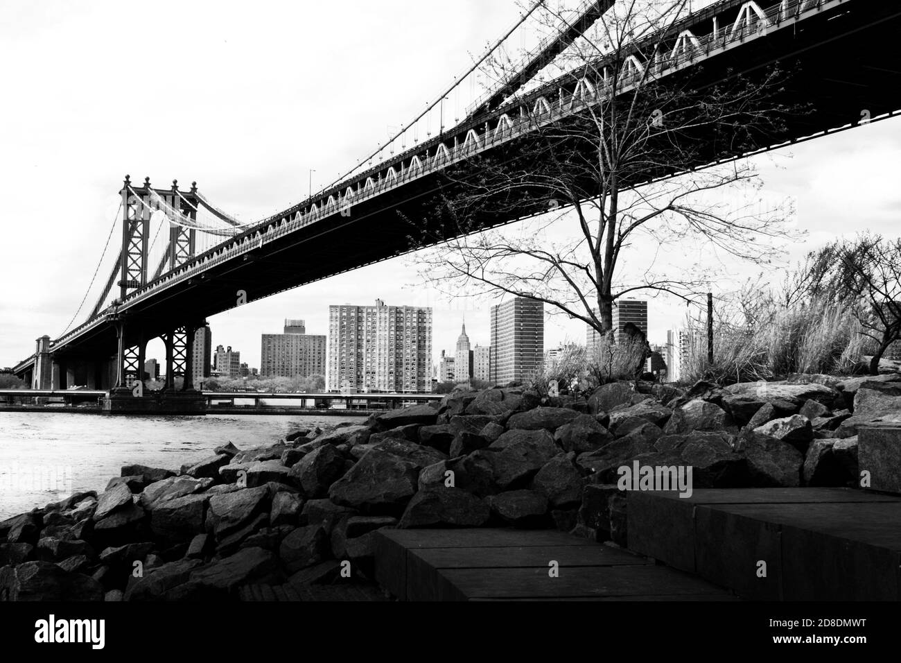 MONTERREY, MEXIKO - 17. Apr 2012: New York, New York, USA Skyline mit der Brooklyn Bridge und dem Manhattan Financial District über dem East River Stockfoto