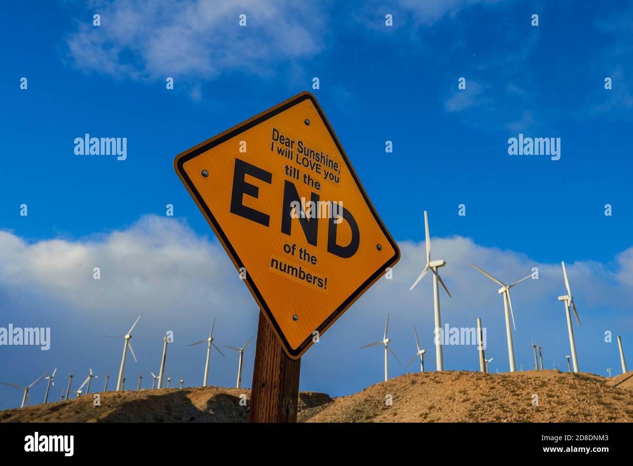 USA, KALIFORNIEN, WILDWASSER,. Schild an einer Sackgasse mit einem lyrischen Satz vor einem Windmühlenpark in der Nähe von Wildwasser Stockfoto