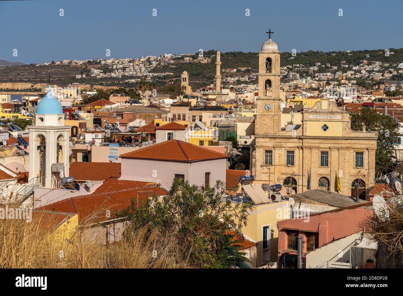Blick auf die Altstadt mit der Kathedrale der drei Märtirer und der Kathedrale Mariä Aufnahme in den Himmel in Chania, Kreta, Griechenland, Europa Stockfoto