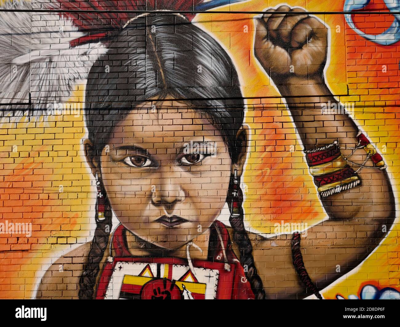 Gemaltes Wandbild nahe dem Eastern Market von Detroit mit Native Amerikanische Themen und Macht Stockfoto