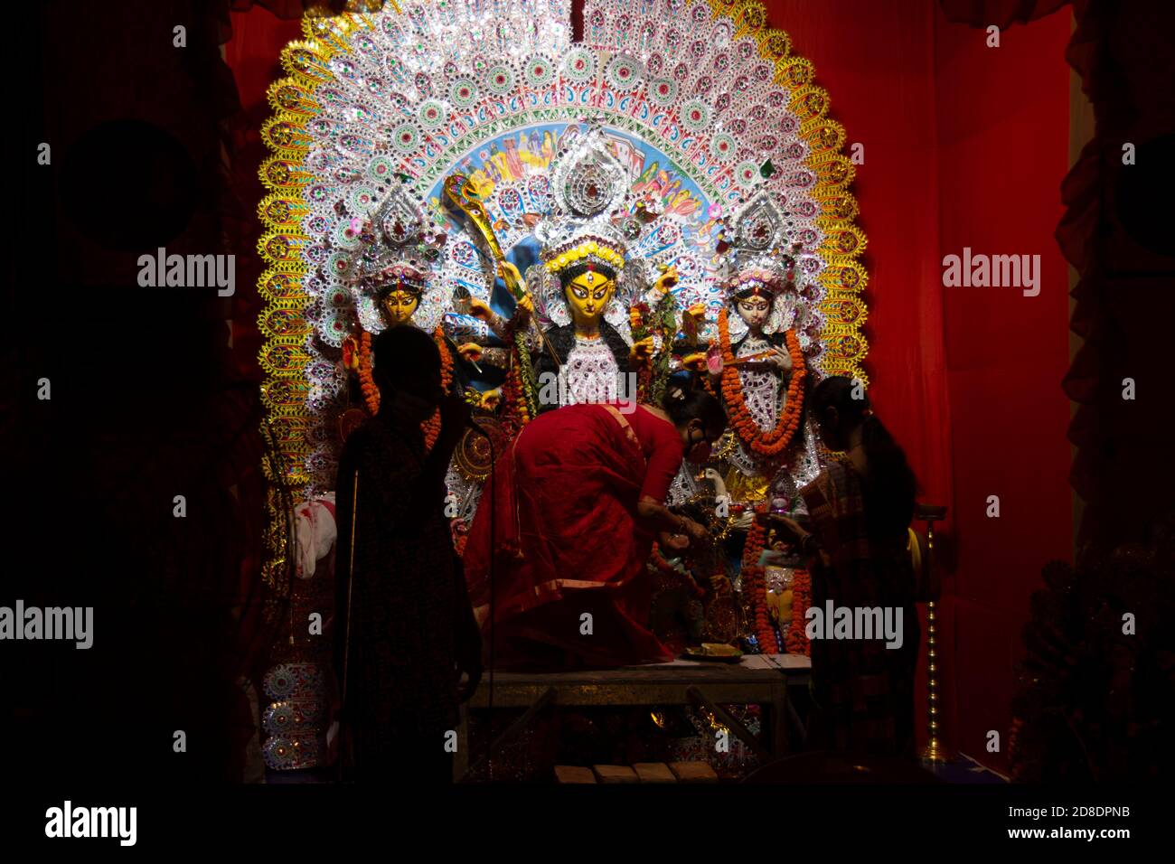 Durga Boron ist ein langer Prozess, in dem Damen bieten Süßigkeiten, sindur und andere Gegenstände an das Idol. Stockfoto