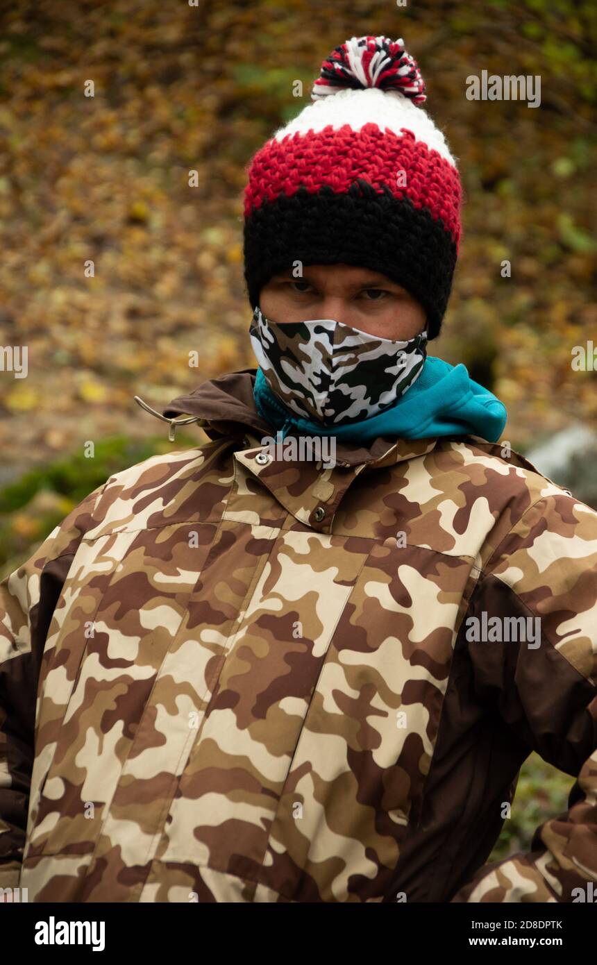 Hausgemachte Gesichtsmaske mit wütenden MÄNNERN Armee-Stil, Covid-19, Coronavirus im Herbst Stockfoto