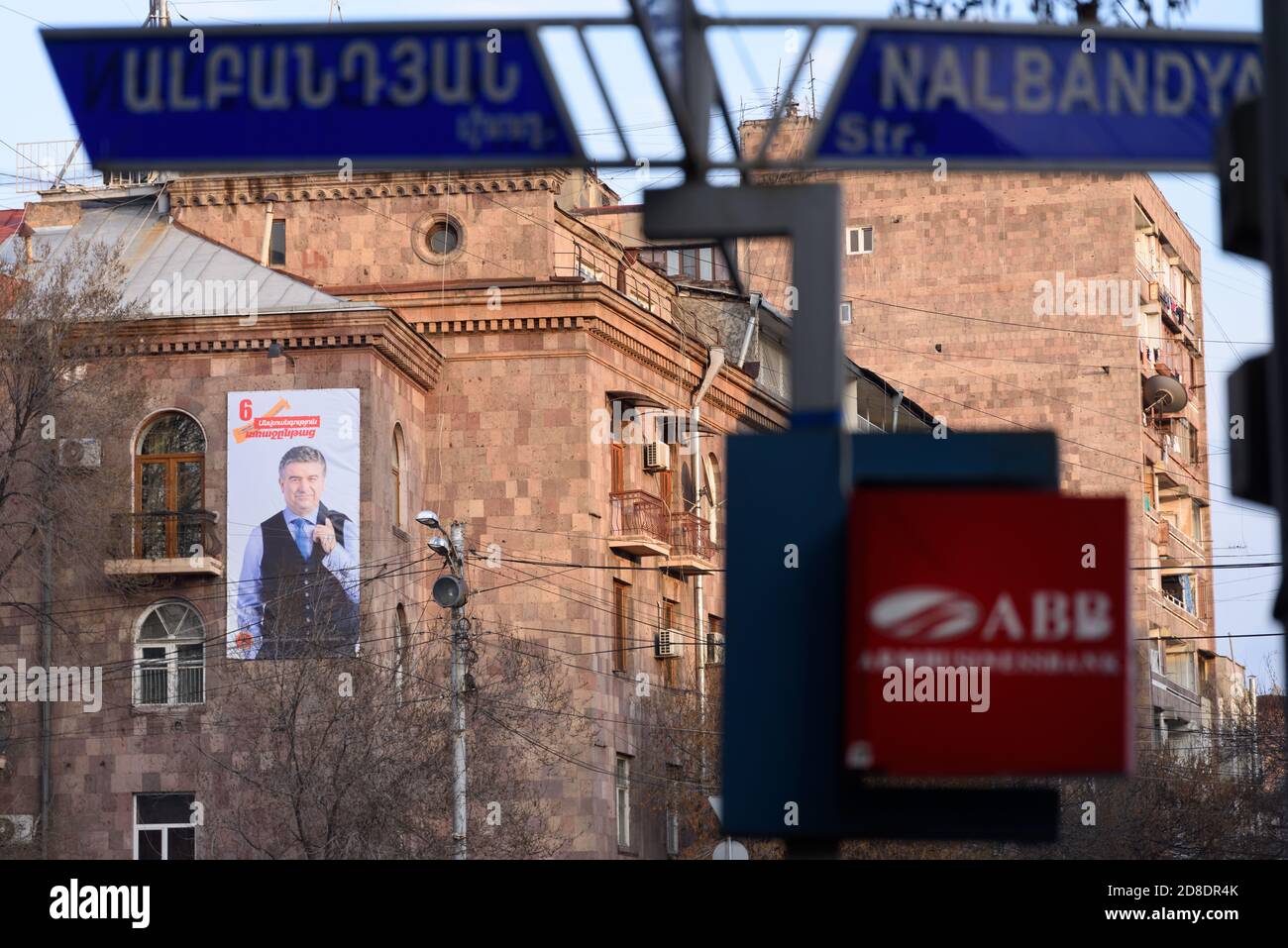 Jerewan, Armenien - 1. April 2017: Großes Wahlplakat der armenischen Regierungspartei Republikanische Partei Armeniens (RPA). Stockfoto