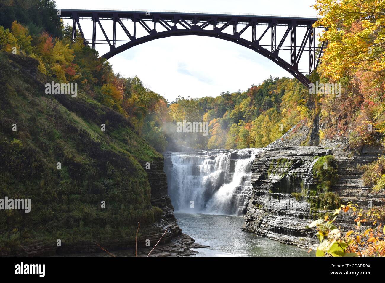 Wasserfall und Brücke im Letchworth State Park Stockfoto