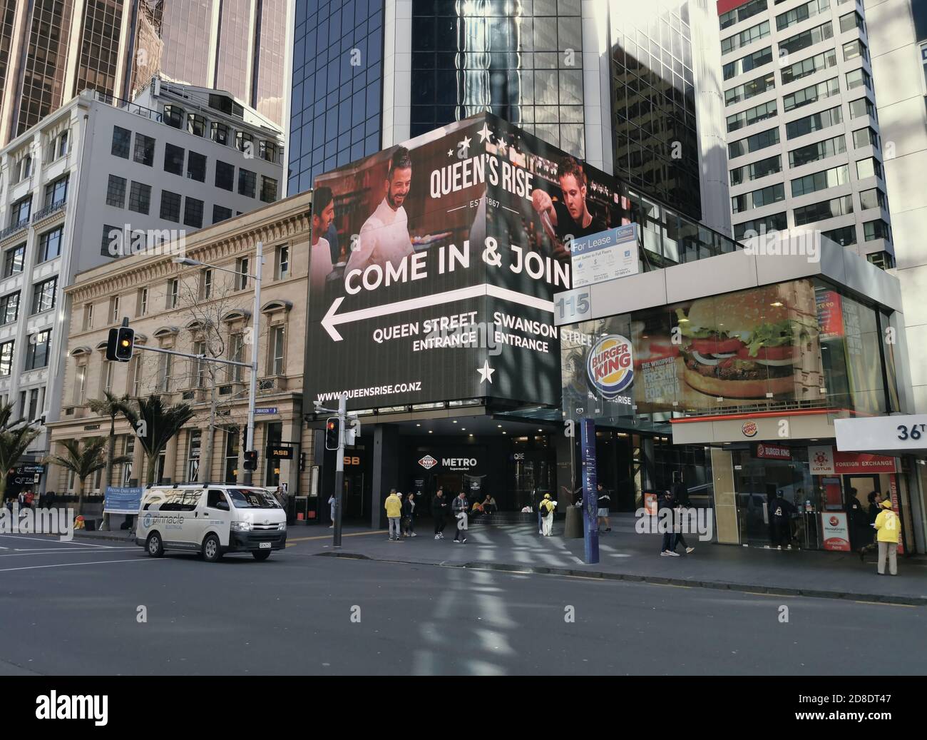 AUCKLAND, NEUSEELAND - 25. Aug 2019: Blick auf New World Metro Supermarkt und Burger King Restaurant auf der Queen Street Stockfoto