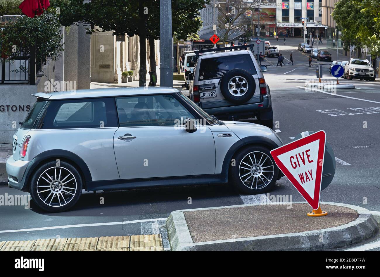 AUCKLAND, NEUSEELAND - 24. Aug 2019: Blick auf Mini-Auto bereitet sich auf die Abbiegung mit Give Way Straßenschild Stockfoto