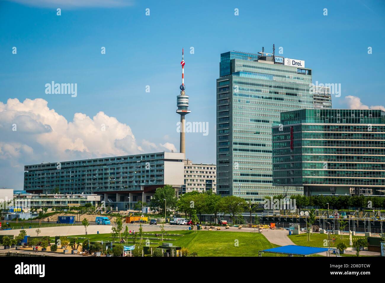 01. Juni 2019, Wien, Österreich / Wolkenkratzer in der Donaustadt in Wien und Freizeitpark Donaupark. Grüne Zone für Sport und Chillen / Panorama Stockfoto