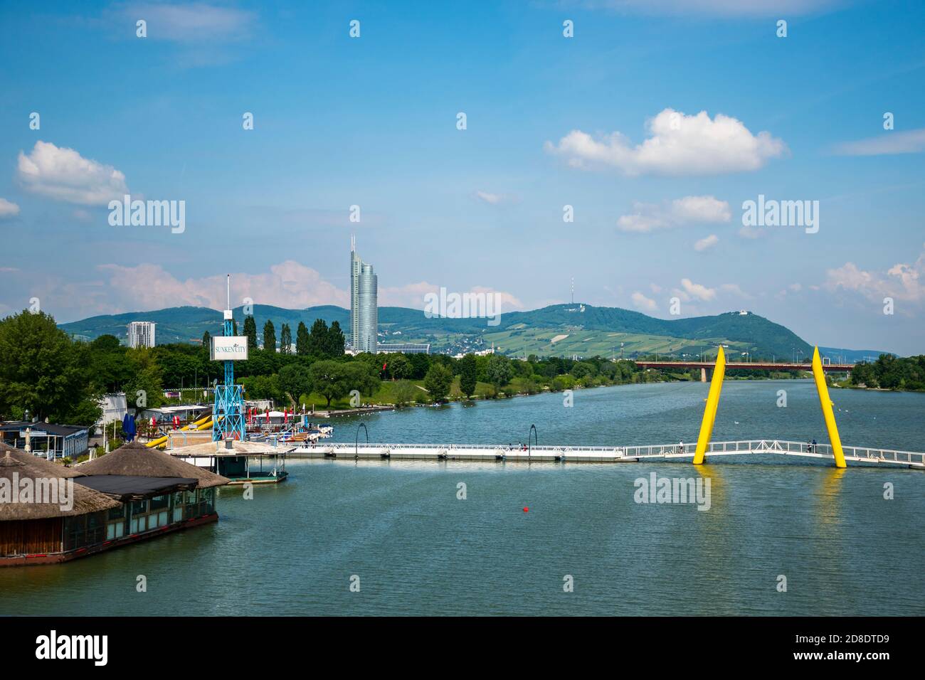 01. Juni 2019, Wien, Österreich / Wolkenkratzer in der Donaustadt in Wien und Freizeitpark Donaupark. Grüne Zone für Sport und Chillen / Panorama Stockfoto