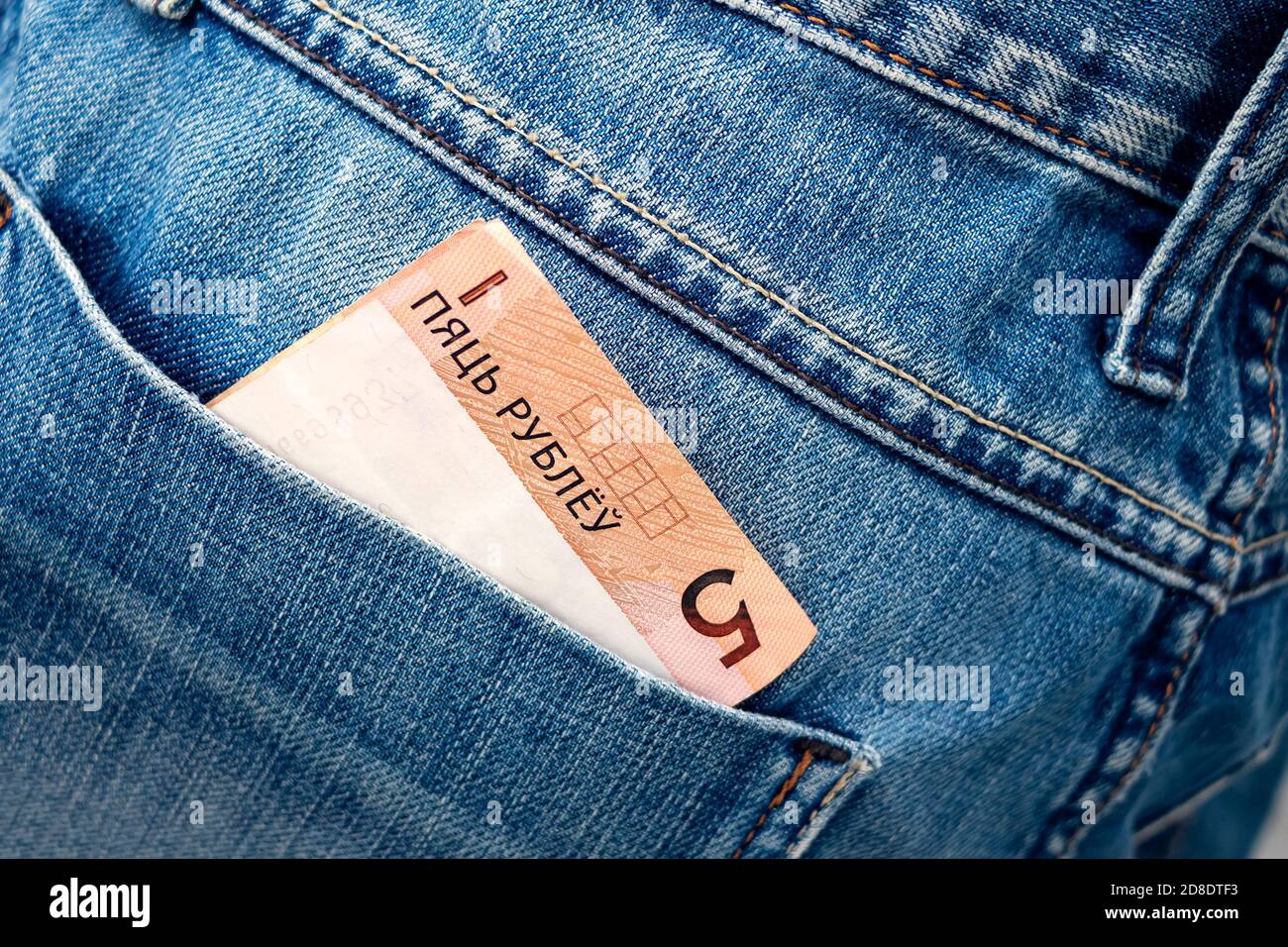 Weißrussische Rubel in der Gesäßtasche der Jeans. Fünf weißrussische Rubel in der Jeanstasche. Nahaufnahme Stockfoto