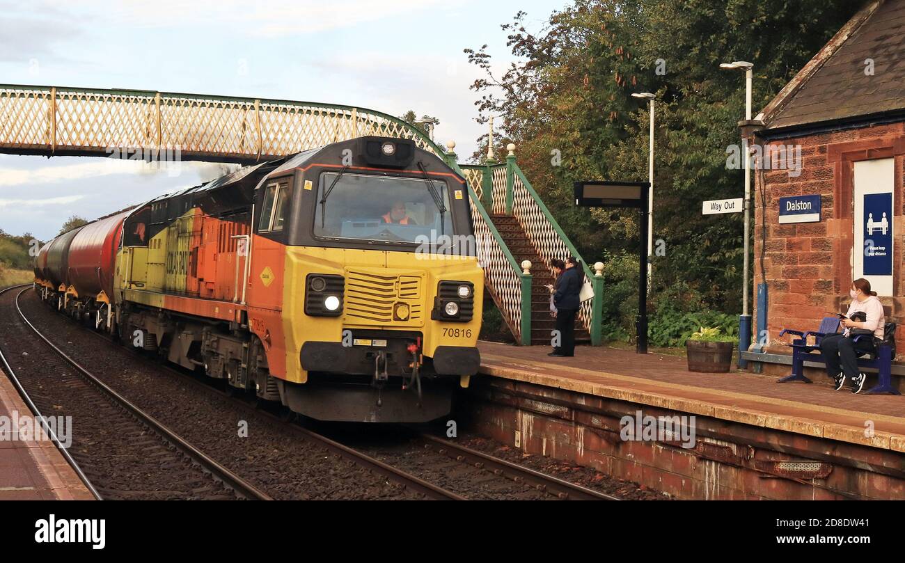 Colas Diesel Lok 70816 verlässt den Bahnhof Dalston mit seinem Zug leerer Öltankschiffe, die im Depot neben dem Bahnhof entladen wurden. Stockfoto