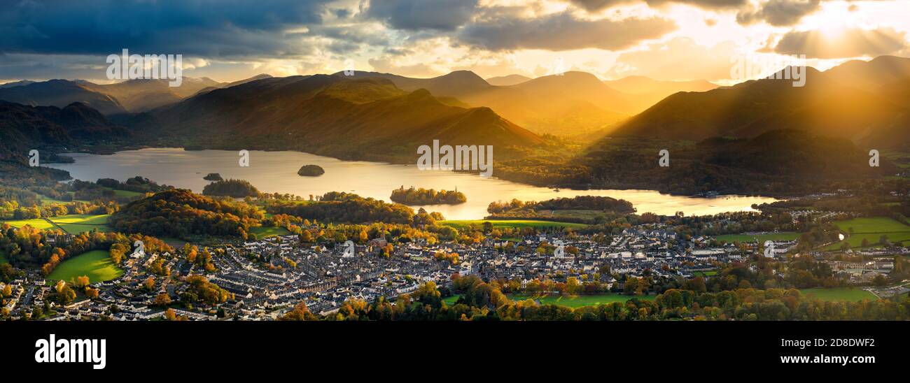 Panoramablick auf beliebtes Touristenziel; Derwentwater im Lake District, Großbritannien. Lichtstrahlen durchbrechen die dramatischen Wolken. Stockfoto