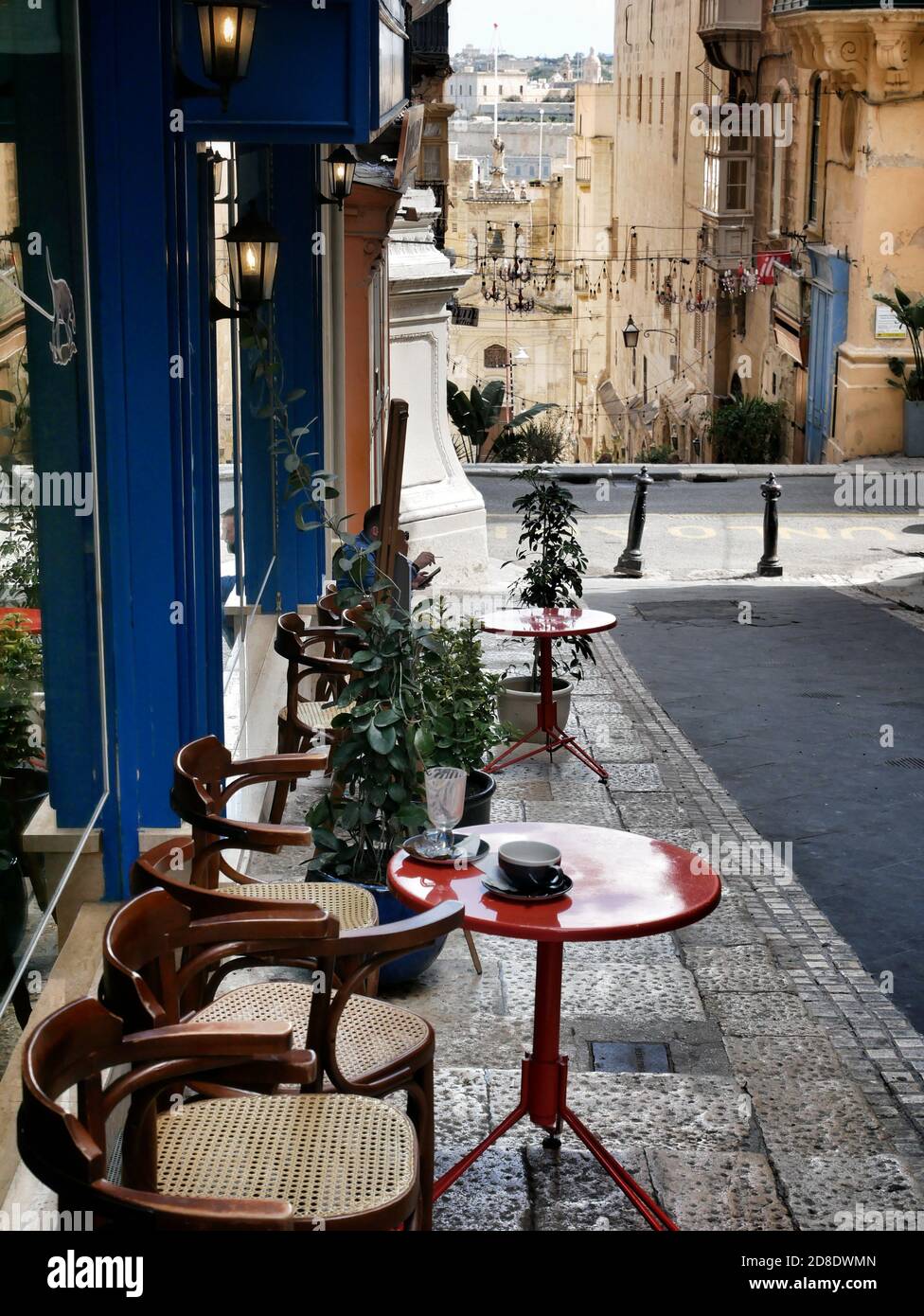 Ein Blick auf eine typische Straßenszene in Valletta, MaltaBild von Julian Brown Stockfoto