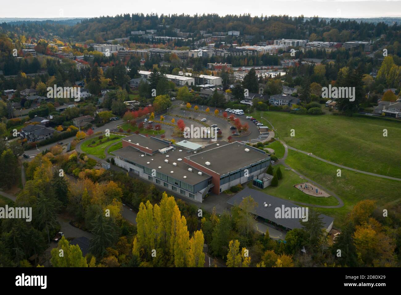 Luftaufnahme des Mercer Island Community & Event Center vom Luther Burbank Park auf Mercer Island, Washington. Stockfoto