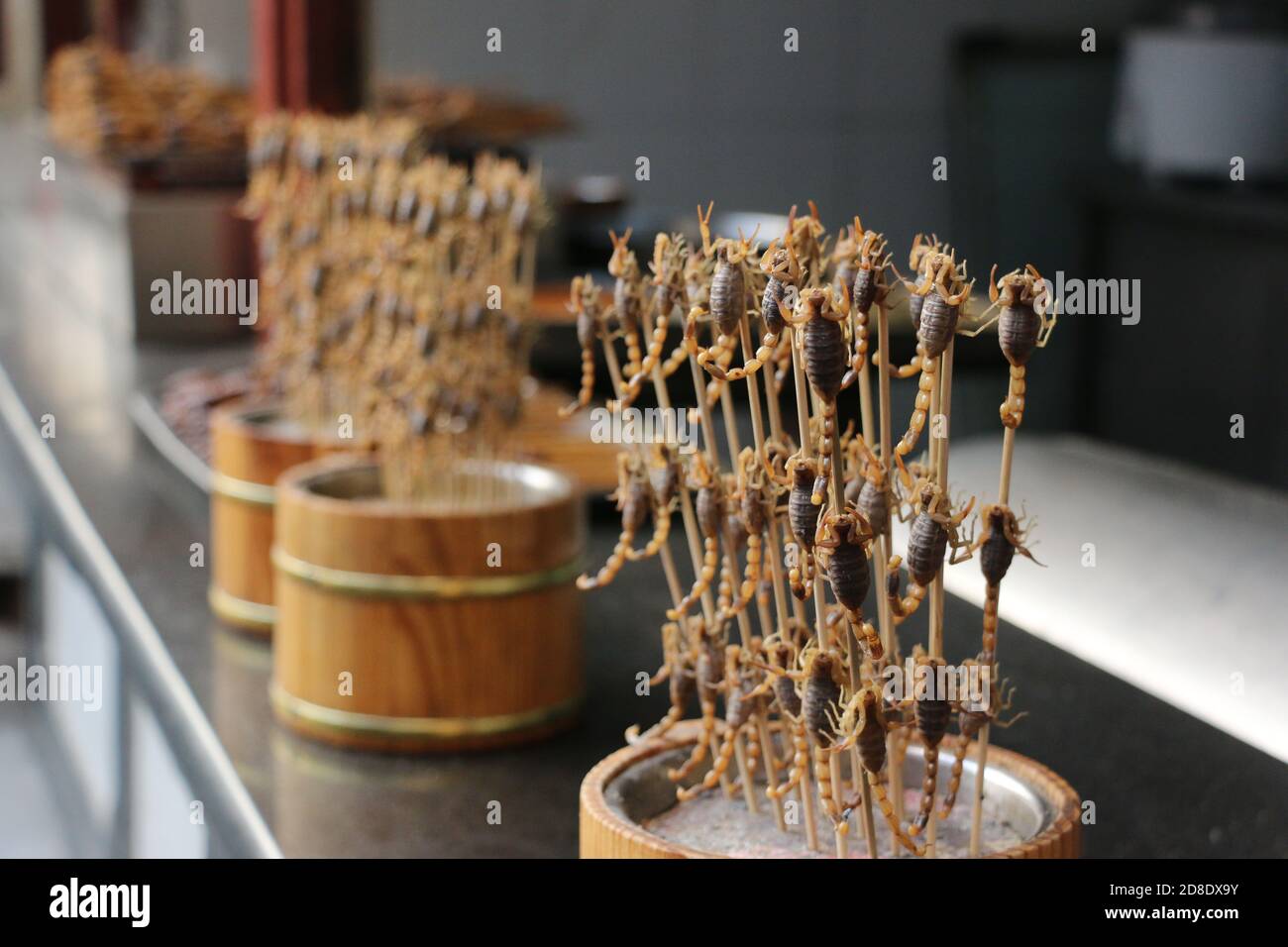 Skorpione auf Stöcken am Straßenessen-Stand in der Wangfujing Straße, Peking Stockfoto
