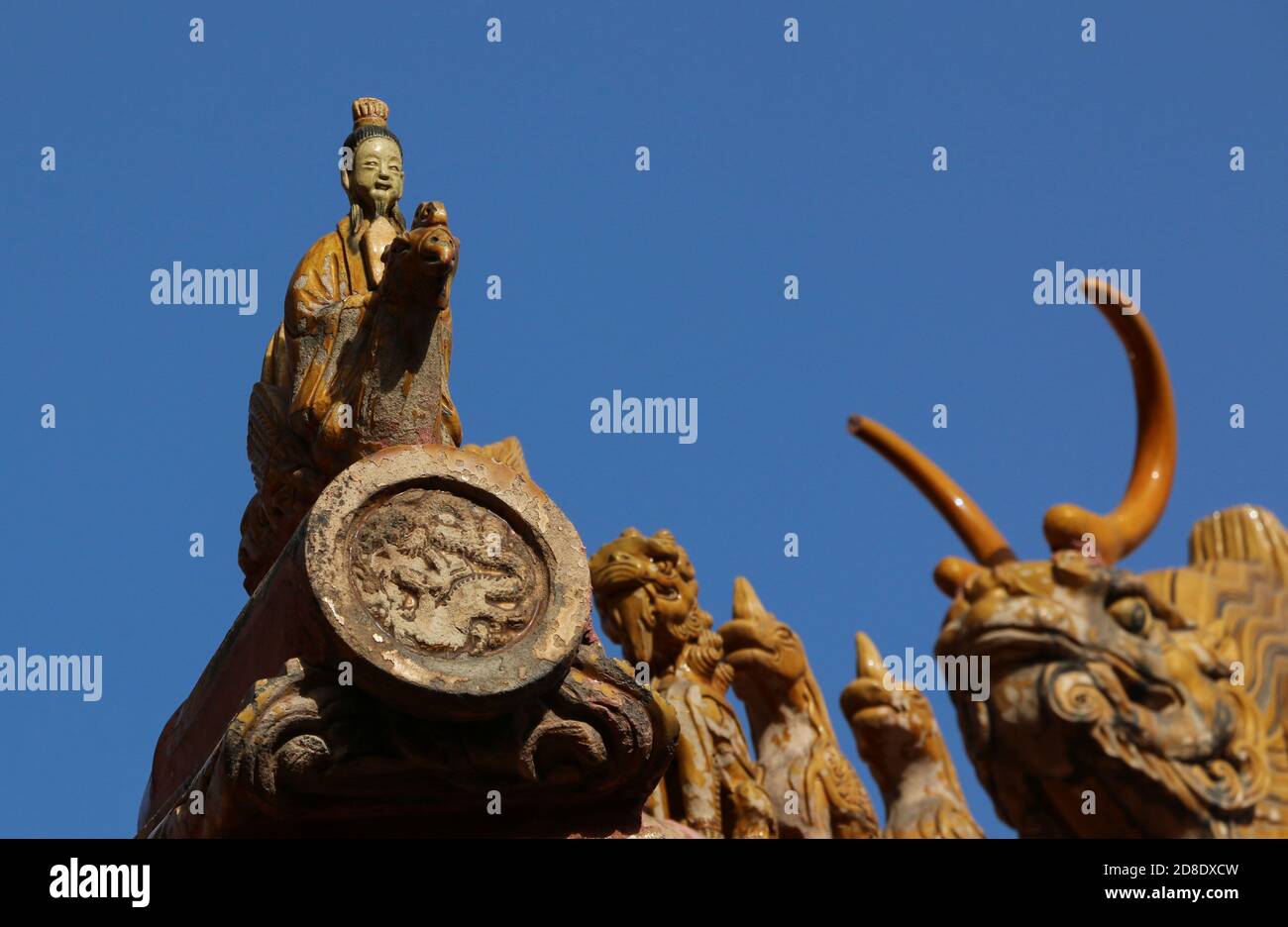 Gelb verglaste Prozession von Figuren auf Giebel des Gebäudes am Verbotenen Palast, Peking Stockfoto