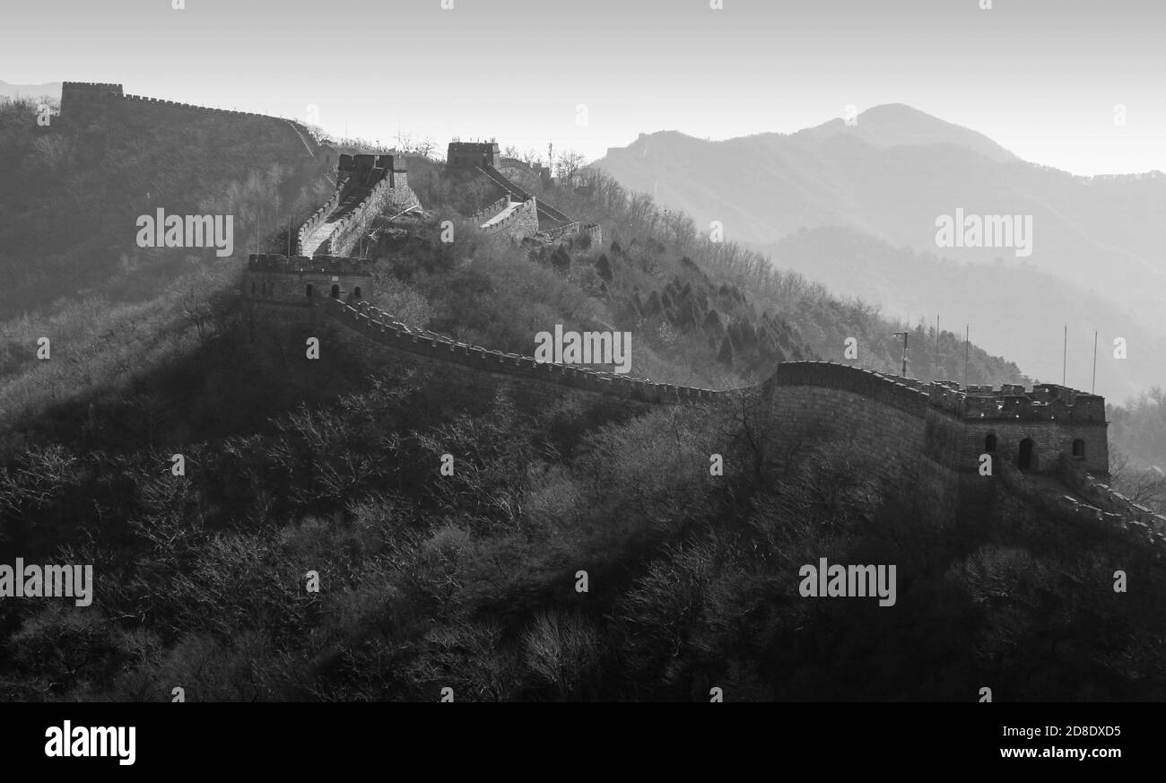 Große Mauer von China bei Mutianyu, schwarz und weiß Stockfoto