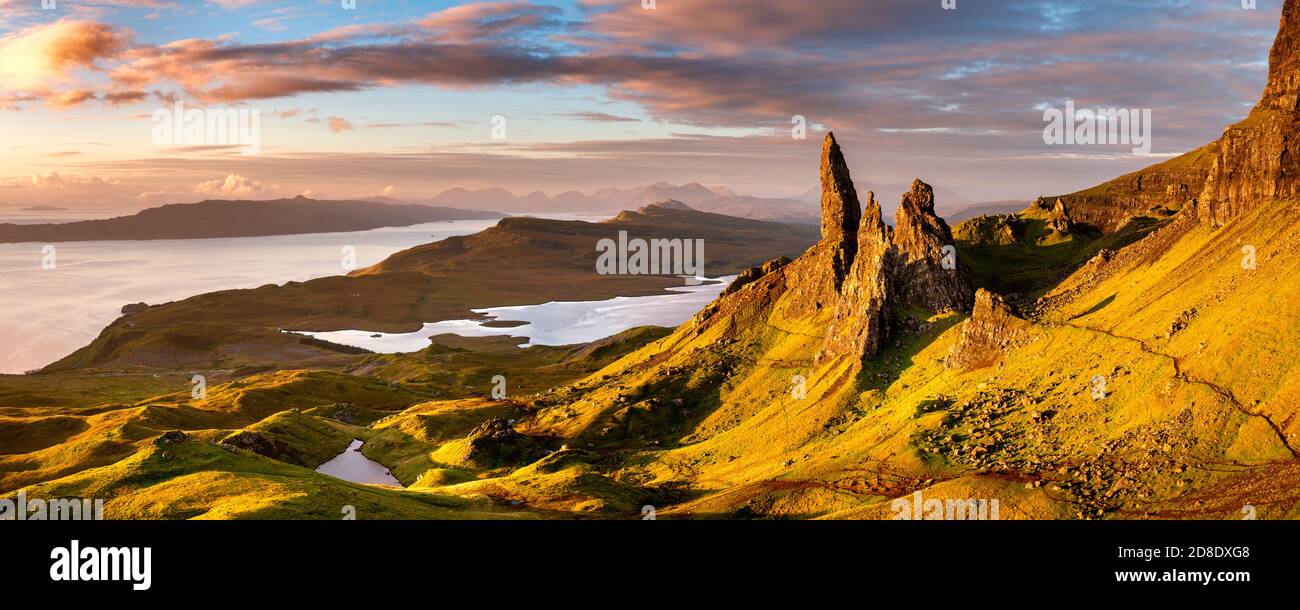 Schöner, lebendiger Sommersonnenaufgang im Old man of Storr auf der Isle of Skye, Schottland, Großbritannien. Stockfoto