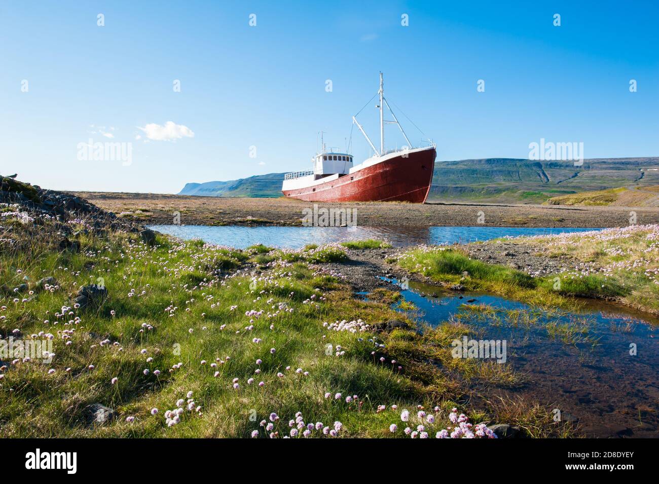 Altes Fischerboot, das in einem der Fjorde Islands in den Westfjorden Schiffbruch Stockfoto