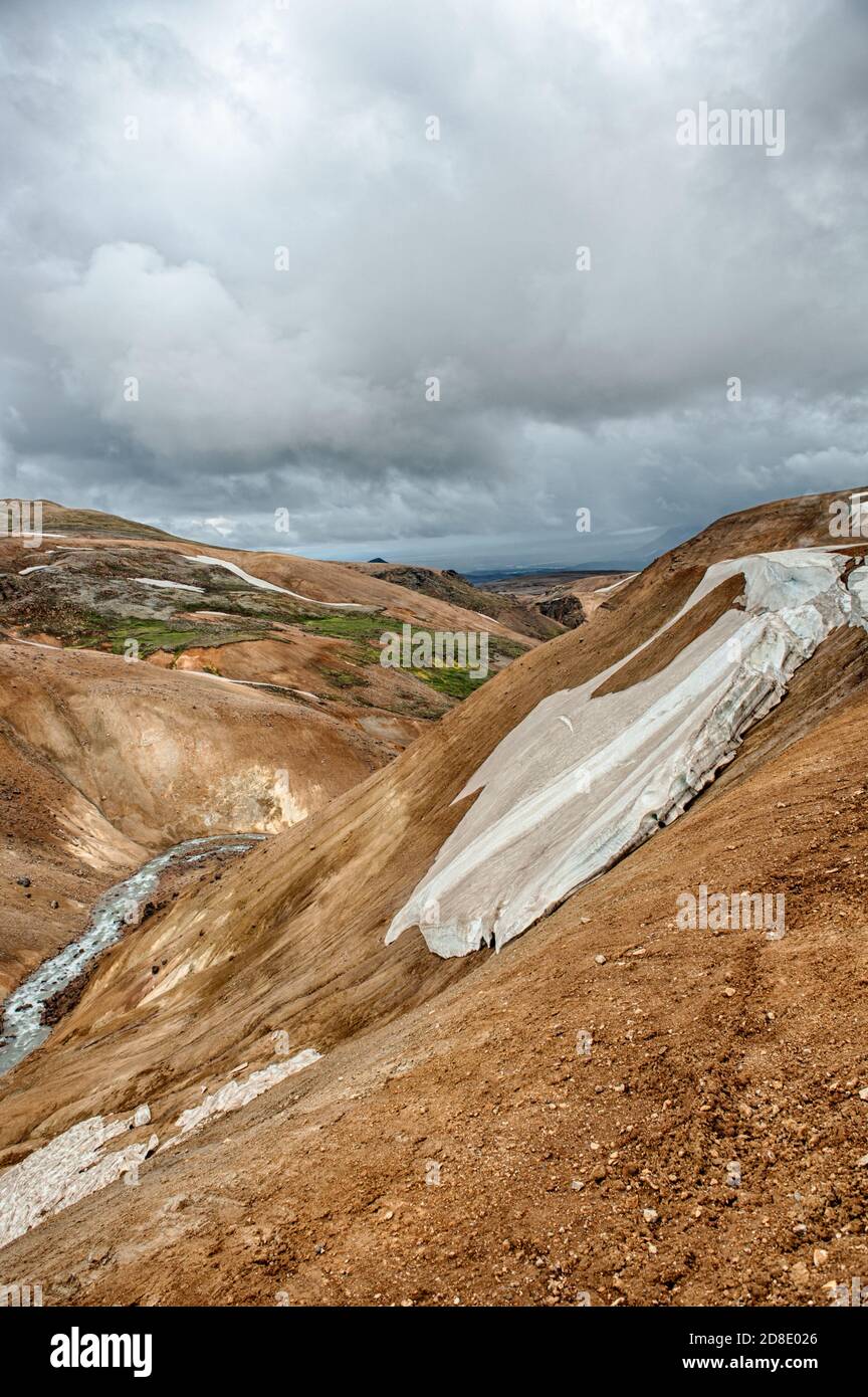 Island ist ein Land aus Eis und Feuer. In der geothermischen Bereich Kerlingarfjoll kann man Rauch sehen und kochendem Fumarolen aus der geothermischen Feld sowie Stockfoto