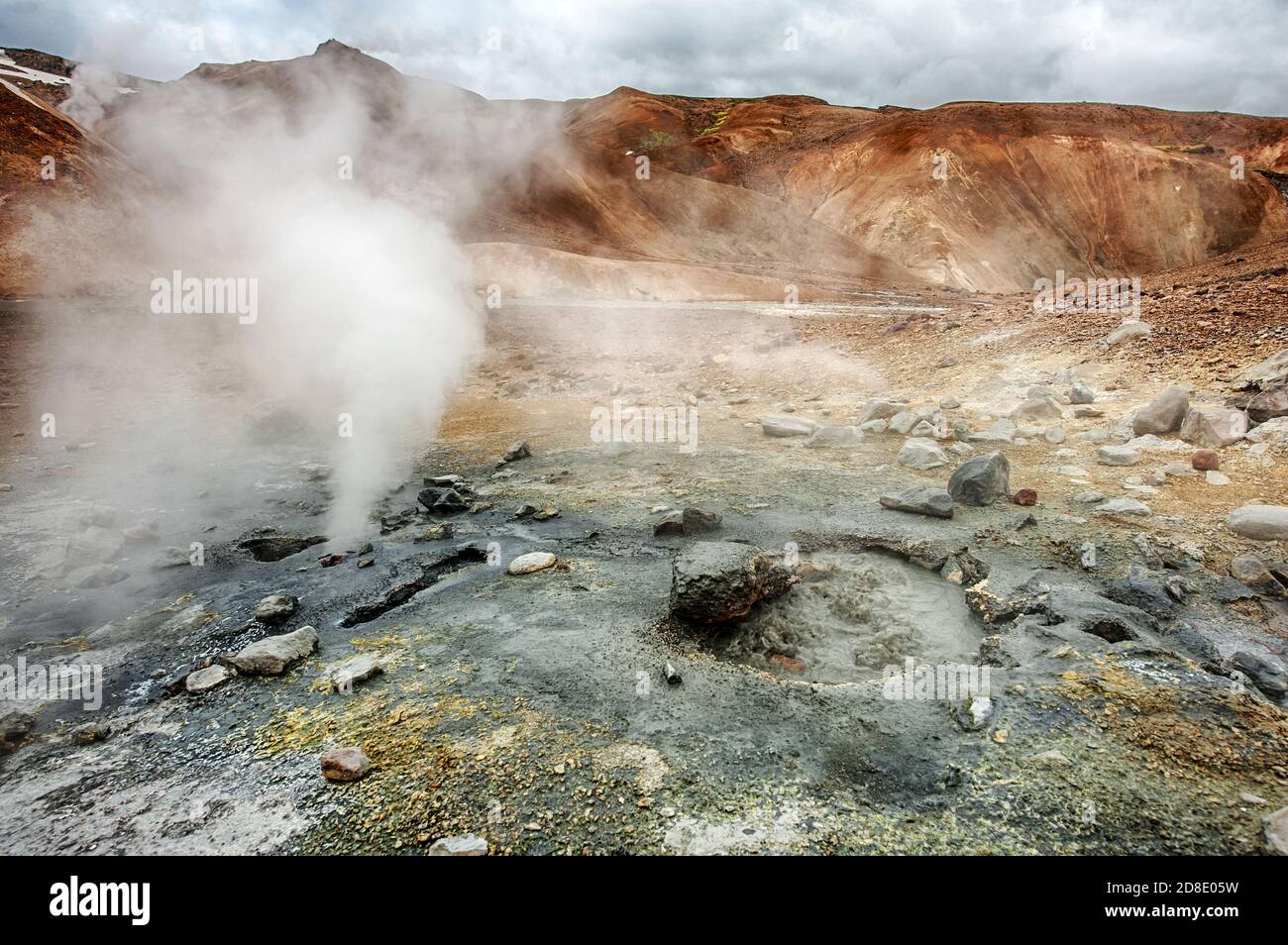 Island ist ein Land aus Eis und Feuer. In der geothermischen Bereich Kerlingarfjoll kann man Rauch sehen und kochendem Fumarolen aus der geothermischen Feld sowie Stockfoto