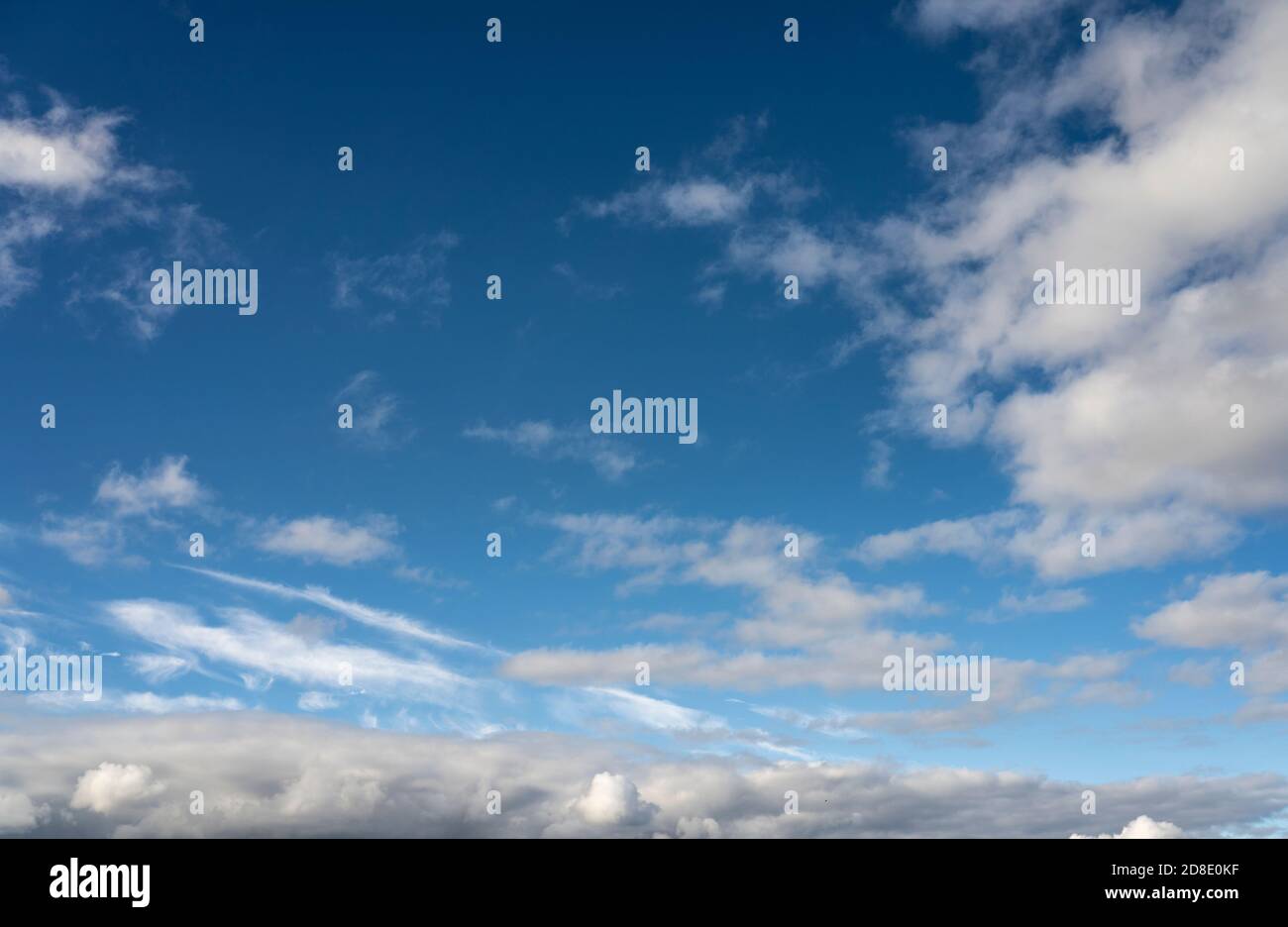 Alto Cumulus Wolken in tiefblauem Himmel Stockfoto