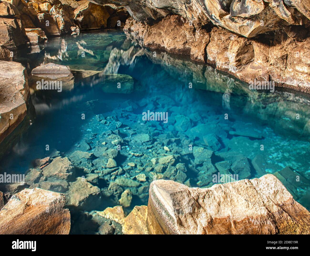 Vulkanische Höhle Grjotagja mit einem unglaublich blauen und heißen Thermalwasser in der Nähe des Sees Myvatn im Nordosten Islands Stockfoto