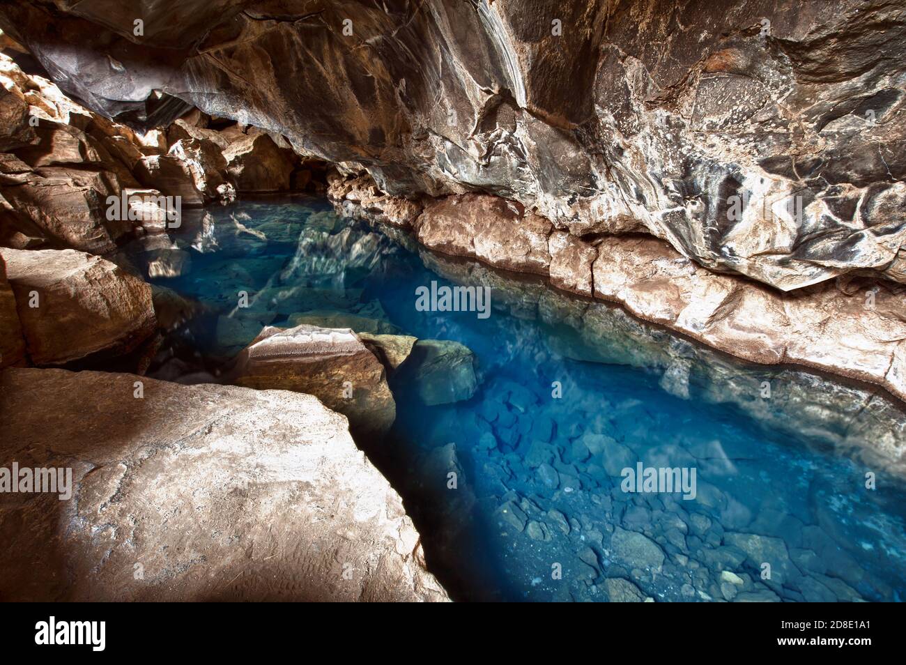 Vulkanische Höhle Grjotagja mit einem unglaublich blauen und heißen Thermalwasser in der Nähe des Sees Myvatn im Nordosten Islands Stockfoto