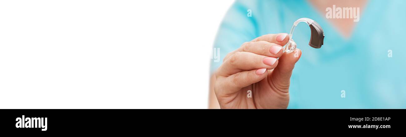 Hörgerät in der Hand eines Audiologen, Nahaufnahme. Auswahl der Hörgeräte. Hörkonzept Stockfoto