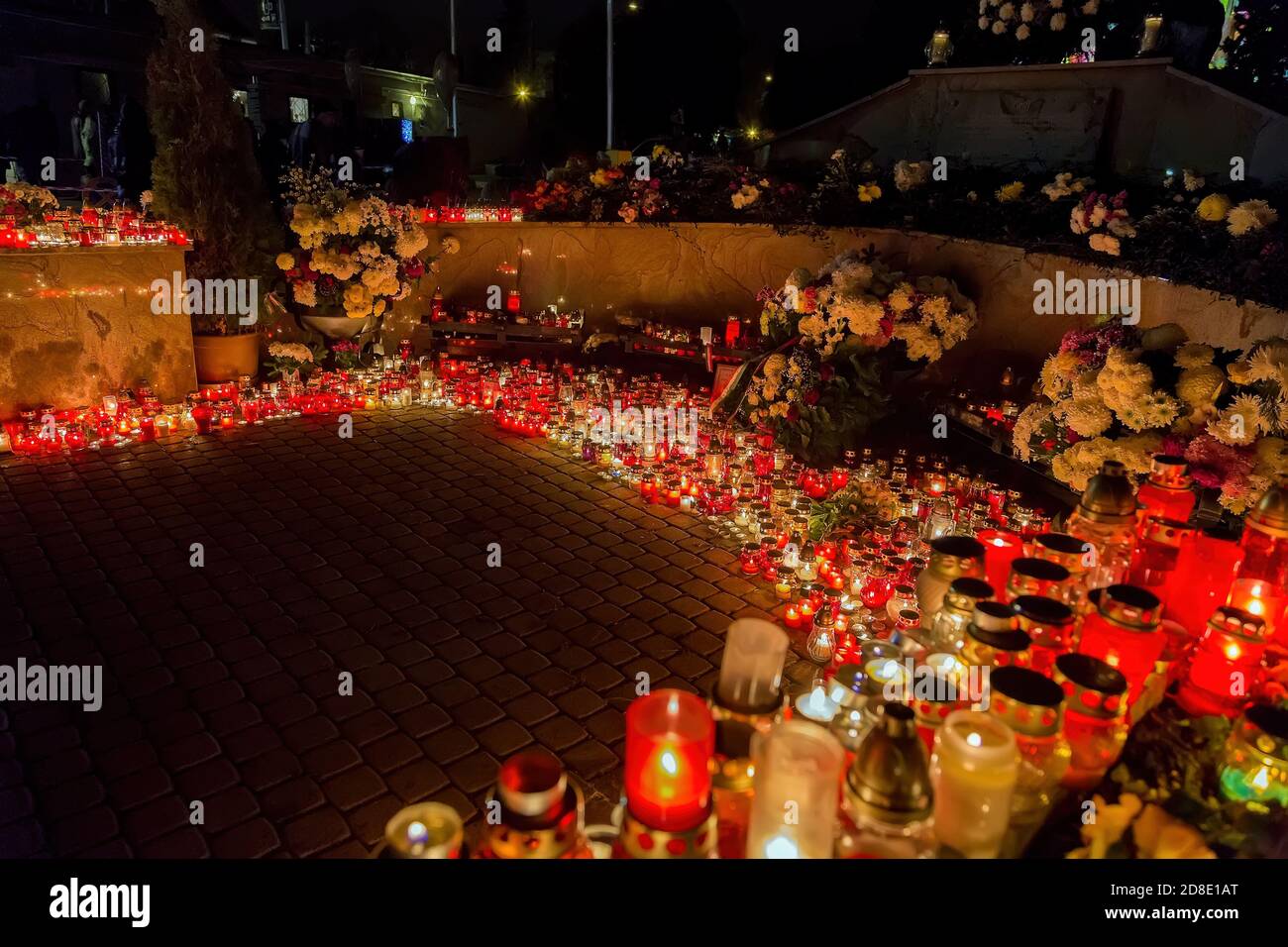 Allerheiligen am Budapester Farkasret Friedhof.die Menschen stellen Kerzen und Blumensträuße in Erinnerung an ihre Toten. Stockfoto