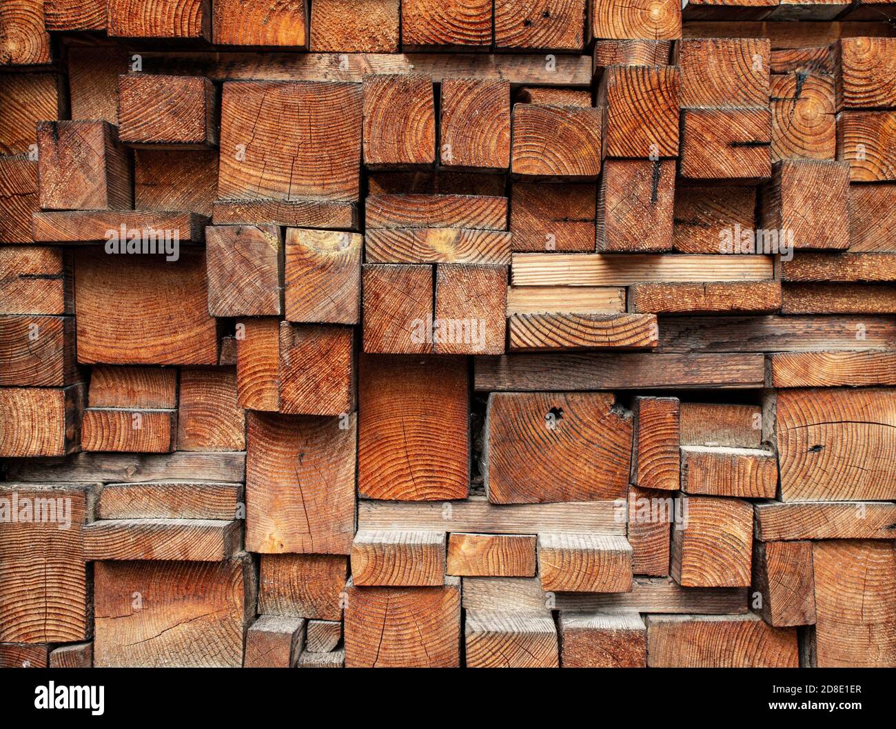 Holzhintergrund aus Brettern verschiedener Größen. Speicherplatz kopieren Stockfoto