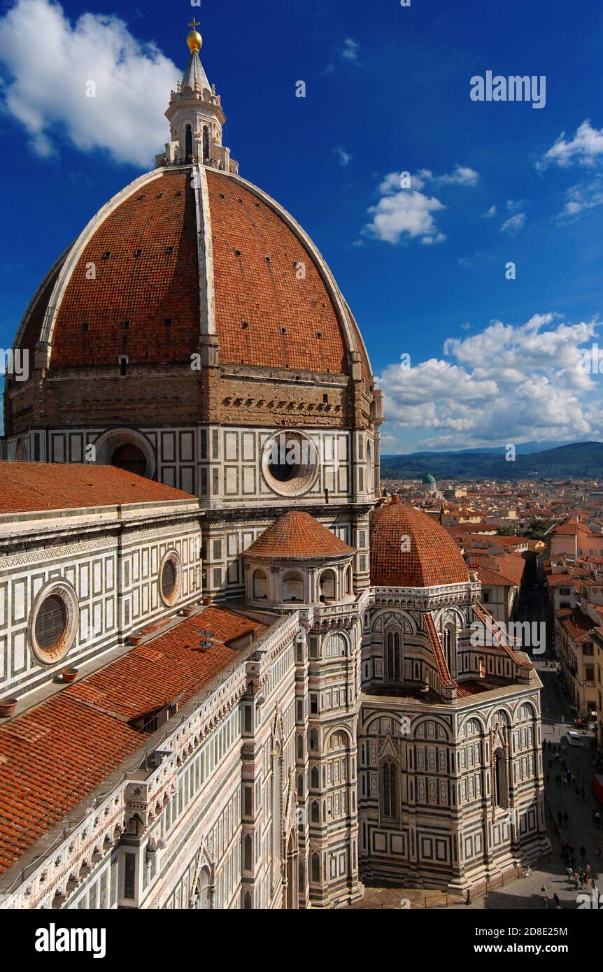 Blick auf die wunderschöne Kuppel von Santa Maria del Fiore (St. Maria der Blume) in Florenz mit Touristen an der Spitze, von italienischen Architekten Brunelleschi gebaut Stockfoto