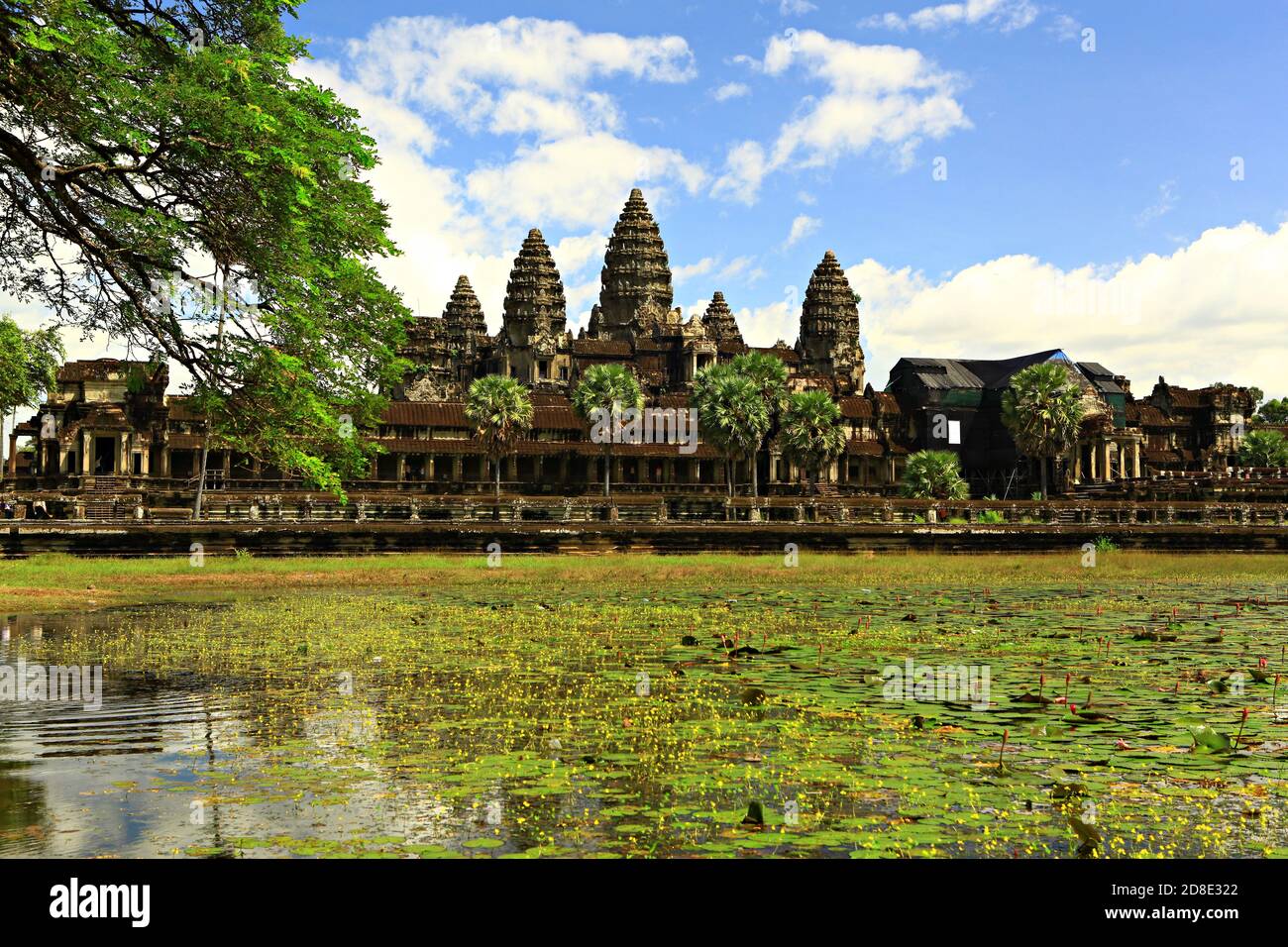 Angkor Wat ist ein Tempelkomplex in Kambodscha und das größte religiöse Denkmal der Welt. Siem Reap, Kambodscha. Künstlerisches Bild. Beauty-Welt Stockfoto