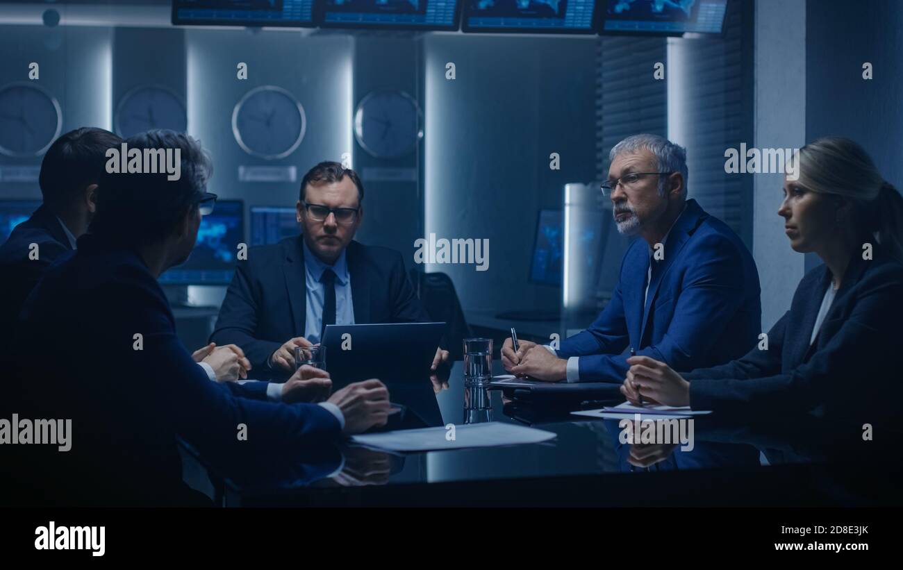 Die Unternehmensleitung debattiert mit seinem Kollegen aus dem Verwaltungsrat während der Sitzung. Seriöse Geschäftsleute: Problemlösung, Verhandlung und Stockfoto