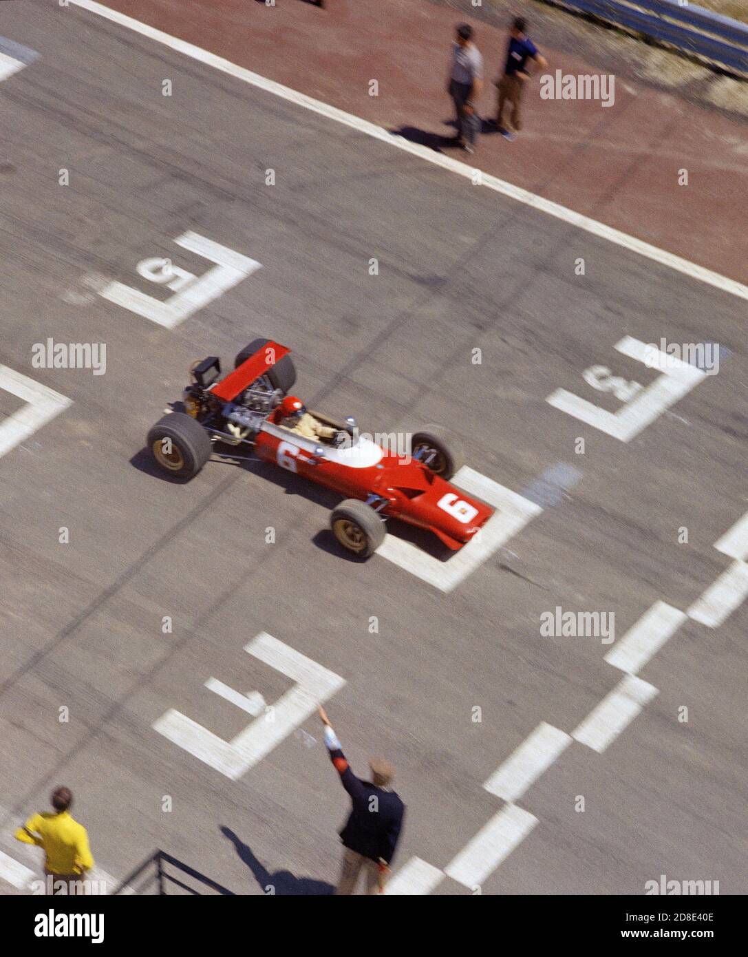 BOLIDO DE FORMULA 2 PASA POR PARRILA SALID - FOTO AÑOS 60. LAGE: CIRCUITO DEL JARAMA. PROVINCIA. MADRID. SPANIEN. Stockfoto
