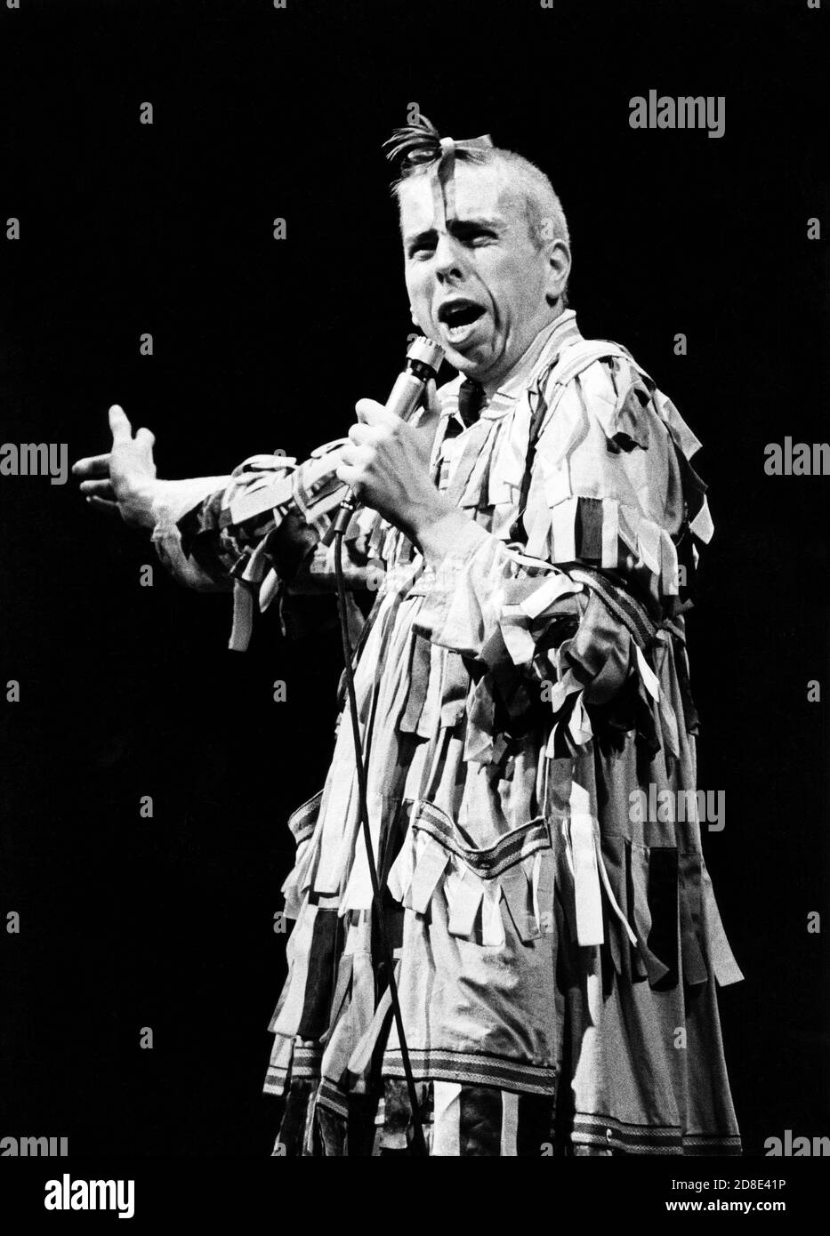 Timothy Spall (Rafe) in THE KNIGHT OF THE BURNING PESTLE von Francis Beaumont in der Royal Shakespeare Company (RSC), Aldwych Theatre, London WC2 16/04/1981 Bühnenbild: Dermot Hayes Kostüme: Chris Dyer Beleuchtung: Chris Ellis Regie: Michael Bogdanov Stockfoto