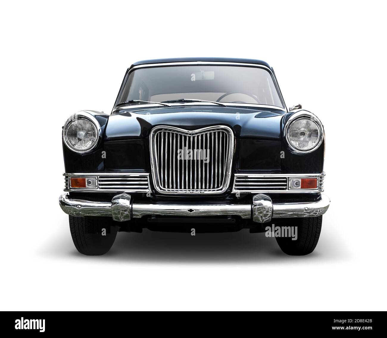 Klassisches britisches schwarzes Auto, Vorderansicht isoliert auf weißem Hintergrund Stockfoto