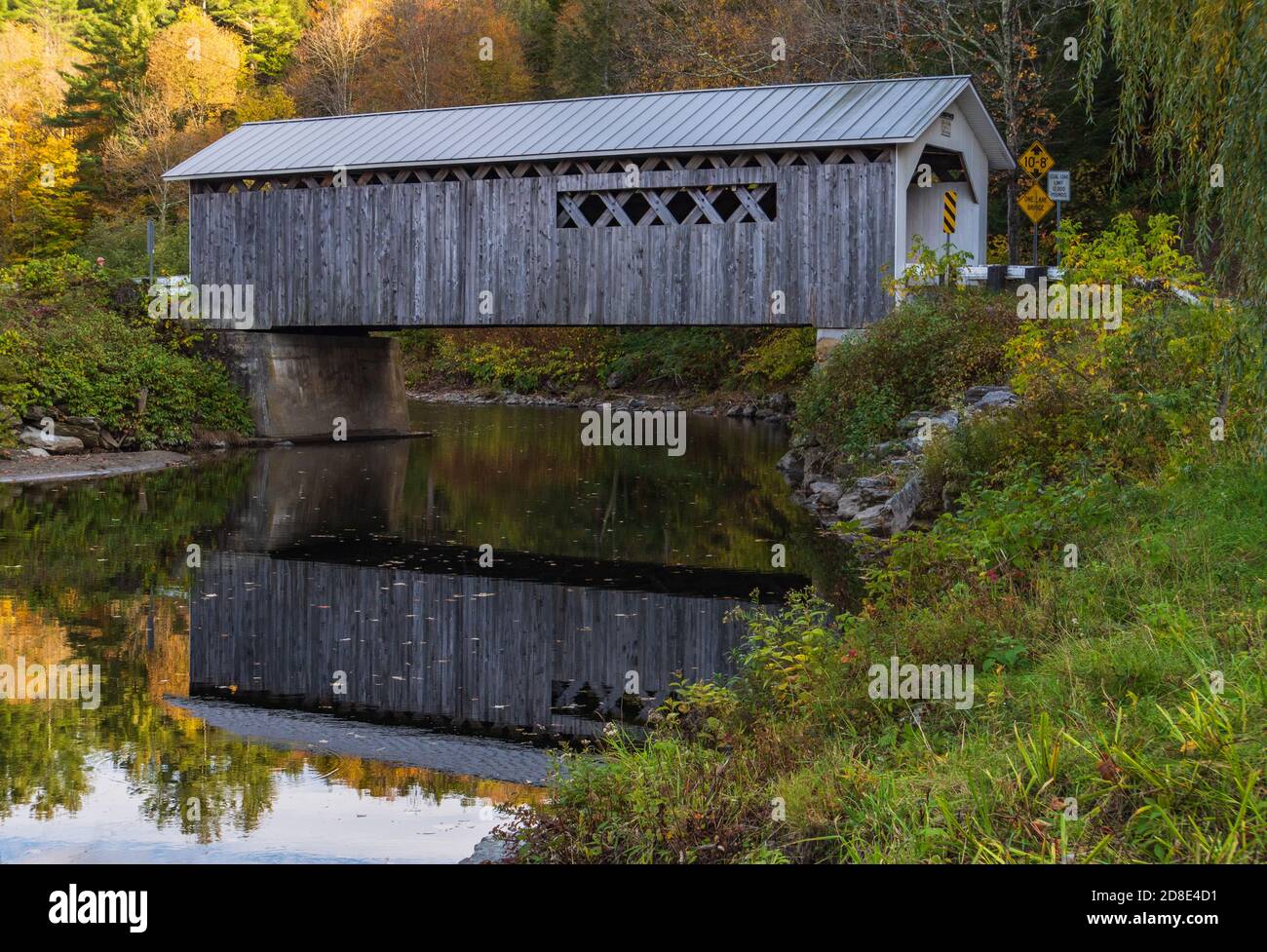 Historische Comstock überdachte Brücke im Gitterstil in den 1890er Jahren gebaut, eine ikonische New England Szene Stockfoto