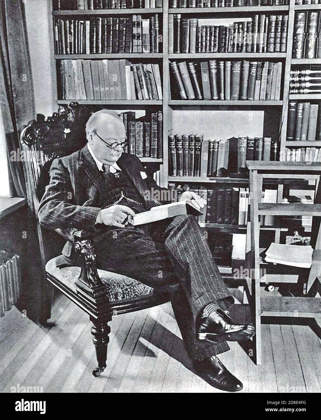 WINSTON CHURCHILL (1874-1965) britischer Staatsmann bei seinem Chartwell-Haus 1938 Stockfoto