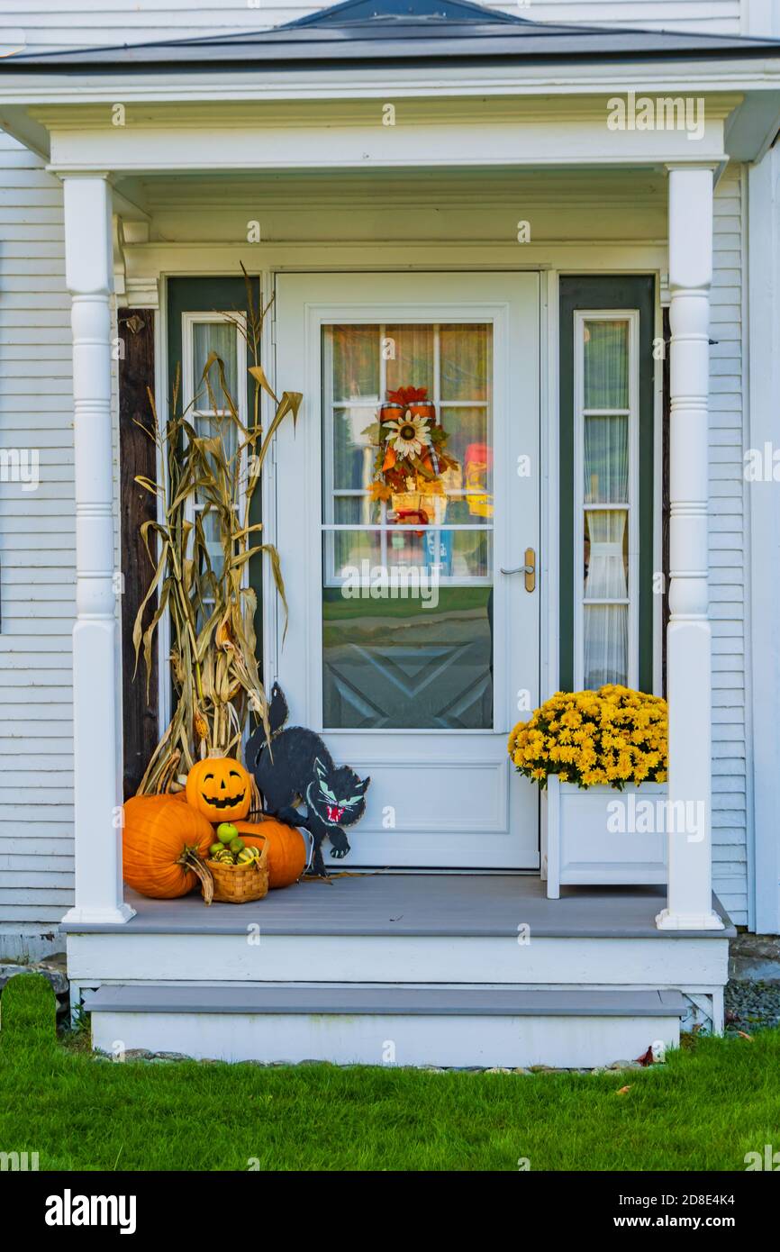 Eingangstür zu einem Haus für Halloween dekoriert zu begrüßen Trick oder Behandlung Stockfoto
