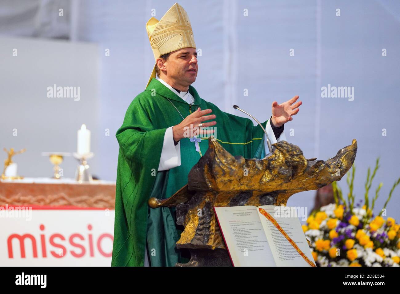 römisch-katholischer Bischof Stefan Oster SDB, Passau - Päpstliche Messe für den Weltmissionssonntag am 25. Oktober 2020 im Hohen Dom St. Stephan in Passau. --- Bischof Stefan Oster SDB, Passau - Pontifikalamt zum Sonntag der Weltmission am 25.10.2020 im Hohen Dom St. Stephan in Passau. Stockfoto