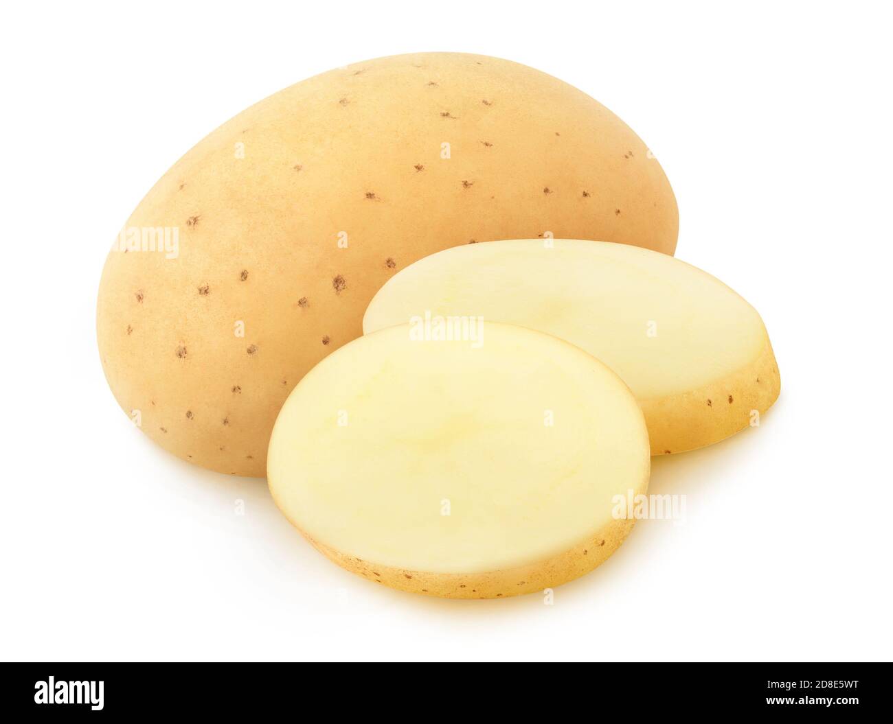 Isolierte Kartoffel. Ganze rohe gewaschene Kartoffel und zwei Scheiben isoliert auf weißem Hintergrund Stockfoto