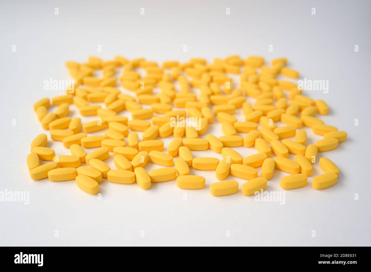 Viele gelbe Pillen Vitaminpräparate Tabletten auf weißem Hintergrund Stockfoto