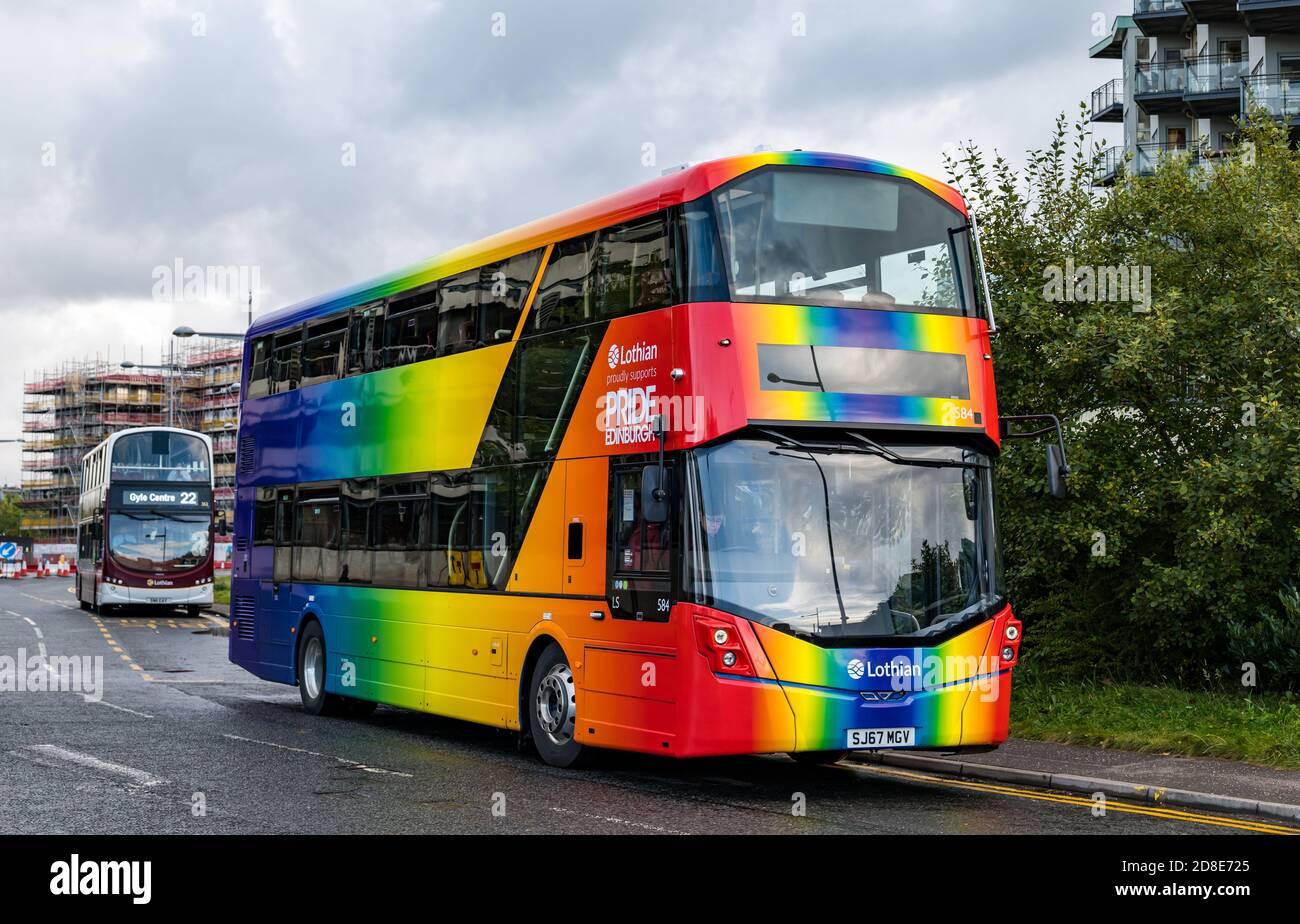 Lothian Bus dekoriert mit LBGT Gay Pride Regenbogenfarben, Leith, Edinburgh, Schottland, Großbritannien Stockfoto